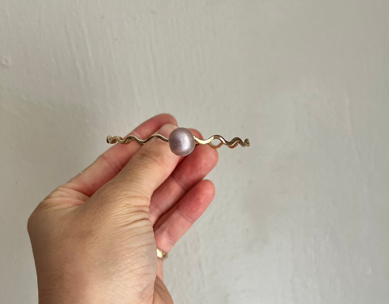 Wavey Edison pearl bangle