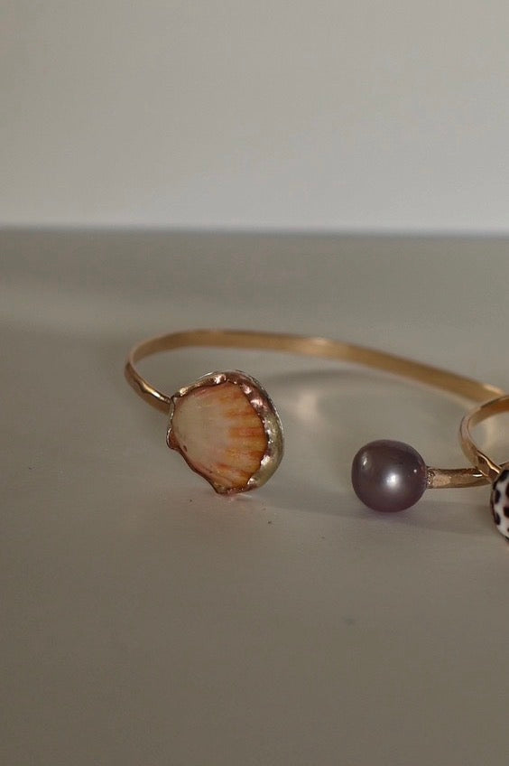 Sunrise Bezel Cuff ( Edison Pearl )